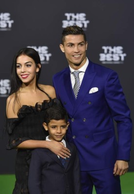 Cristiano oficialmente junto a su novia en 'The best'