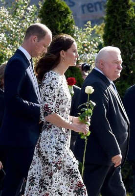 Britain's Prince William, Duke of Cambridge (L), his wife Kate, the Duchess of Cambridge (C) and former Polish President Lech Walesa (R) take part in a wreath laying ceremony in front of the monument for shipyard workers killed by the security and the armed forces in 1970, in Gdansk, Poland on July 18, 2017.The British royal couple is on a 2 days visit in Poland and Germany. / AFP PHOTO / JANEK SKARZYNSKI