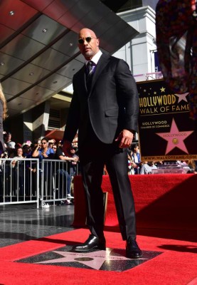 La Roca recibe estrella en el paseo de la fama