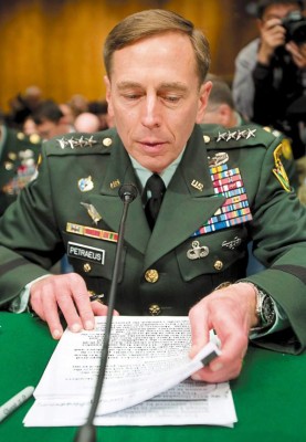 Gates promueve al general Petraeus