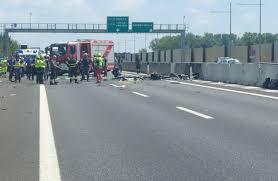 Avioneta se estrella sobre una autopista en Italia y estalla en llamas