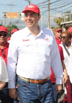 El Candidato del partido liberal, Luis Zelaya realizo una marcha proselitista aprovechando los desfiles del 15 de septiembre, en sus declaraciones dijo que el Congreso Nacional debe pedir explicaciones al presidente Juan Orlando HernÃ¡ndez para que acare la participaciÃ³n de su partido en el escÃ¡ndalo de corrupciÃ³n en el Instituto de Seguridad Social (IHSS).