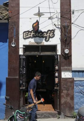 Estucafé, en la calle Real Centenario, preparan el café de una forma muy particular. Utilizan varios métodos de infusión a base de filtrados como de ebullición, mismos que permiten resaltar sabores diferentes en la taza del café.
