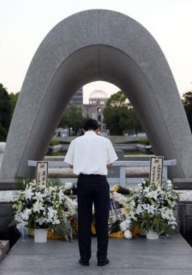 KMA15. Hiroshima (Japan), 05/08/2017.- A man offers a prayer in front of a cenotaph for victims of the 06 August 1945 atomic bombing with viewing the Atomic Bomb Dome (Rear) at Hiroshima Peace Memorial Park in Hiroshima, western Japan, in the early morning 06 August 2017 before the memorial ceremony. Hiroshima marked the 72nd anniversary of the atomic bombing. (Japón) EFE/EPA/KIMIMASA MAYAMA