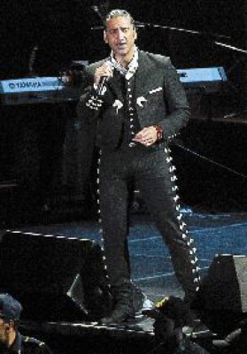 Ex esposa defiende a Alejandro