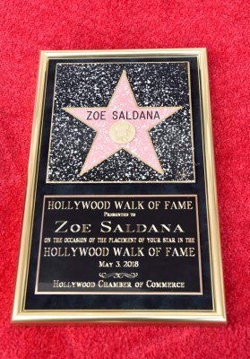 Zoe Saldaña recibe su estrella en el Paseo de la Fama de Hollywood
