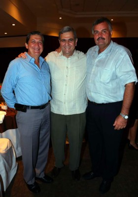 Napoleón Larach celebra su natalico