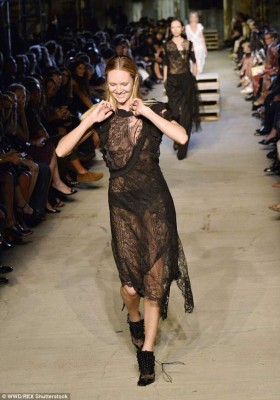 Así fue la caída de Candice Swanepoel