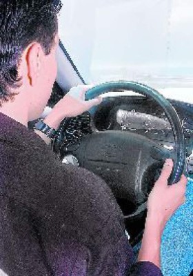 Ubicación correcta de las manos sobre el volante