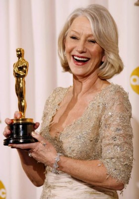 ESTADOS UNIDOS- 79ª EDICION DE LOS OSCAR:MCX189 HOLLYWOOD (ESTADOS UNIDOS) 26/02/07 : La actriz británica Helen Mirren con su Oscar a la Mejor Actriz Principal por 'The Queen', durante la 79ª Edición de los Premios de la Academia celebrada en el Kodak Theatre de Hollywood, California, ayer domingo 25 de febrero. EFE/Paul Buck