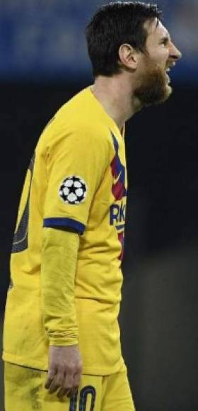 Lionel Messi fue amonestado y se salvó de la roja ante Napoli.