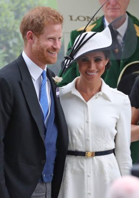 Britain's Prince Harry, Duke of Sussex, (L) and Britain's Meghan, Duchess of Sussex react after presenting the trophy for the St James's Palace Stakes race on day one of the Royal Ascot horse racing meet, in Ascot, west of London, on June 19, 2018. The five-day meeting is one of the highlights of the horse racing calendar. Horse racing has been held at the famous Berkshire course since 1711 and tradition is a hallmark of the meeting. Top hats and tails remain compulsory in parts of the course while a daily procession of horse-drawn carriages brings the Queen to the course. / AFP PHOTO / Daniel LEAL-OLIVAS