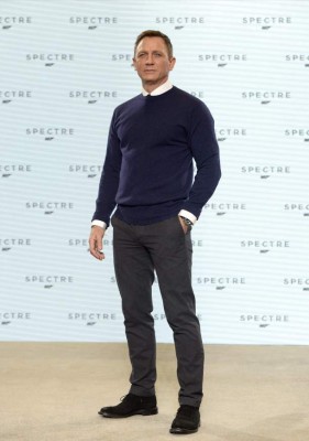 FA04 IVER HEATH (REINO UNIDO) 04/12/2014.- El actor británico Daniel Craig posa para los fotógrafos durante la presentación de 'Spectre', la próxima película de James Bond, en los estudios de cine Pinewood, en Iver Heath, a las afueras de Londres (Reino Unido) hoy, jueves 04 de diciembre de 2014. EFE/Facundo Arrizabalaga