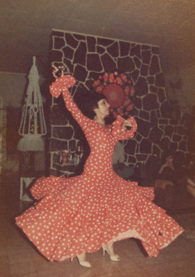 Guarda huesos de Santos en altar de su casa