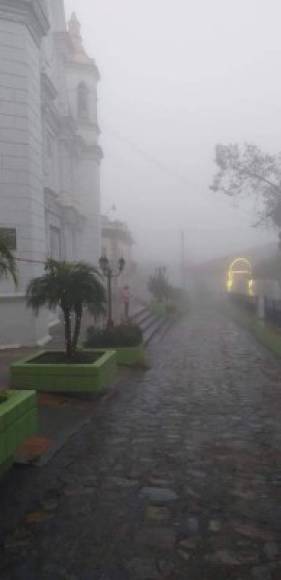 Los pobladores sacaron sus abrigos y gorros para disfrutar del clima.