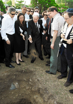 Dan el último adiós a Mark Goldstein