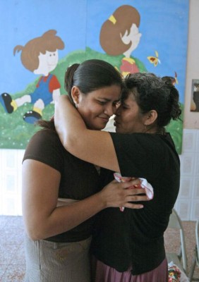Madre e hija ponen fin a 21 años de separación por la guerra en El Salvador