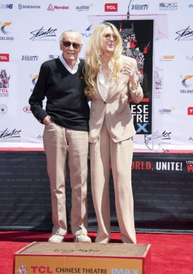 Comic-book writer, editor, and publisher Stan Lee (L) and his daughter Joan Celia Lee attend Lee's hand and footprint ceremony at the TCL Chinese Theatre IMAX, on July 18, 2017, in Hollywood, California. / AFP PHOTO / VALERIE MACON