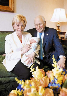 Vicepresidente de eua posa con su nieto