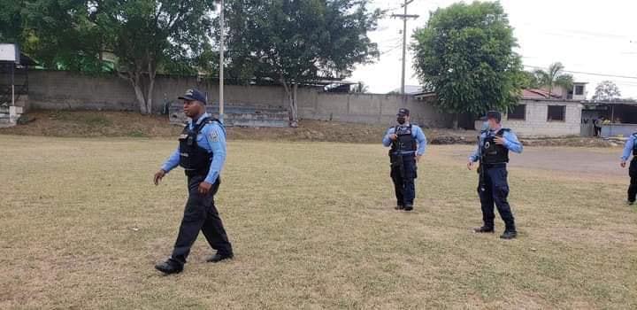 Miembros de la Policía Nacional en el campo de fútbol.