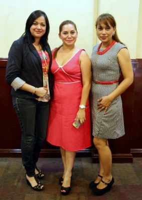 Mandy Posadas, Melani Gonzales y Marcia Valle.