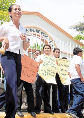 Alumnos protestan por falta de pago a docentes