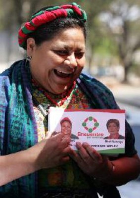 Rigoberta Menchú llama a la unidad en caravana automovilística en Guatemala