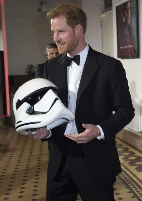 Príncipes William y Harry asisten al estreno de 'Star Wars' en Londres