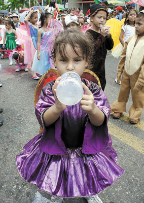 Escolares piden por la paz en su marcha cívica