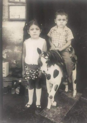 Recuerdo de la infancia: La foto de JOH junto a su hermana Hilda