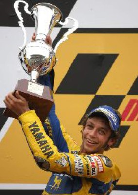 Hayden se cae y Rossi es líder