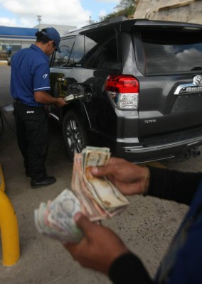 Precios de las gasolinas siguen bajando en Honduras
