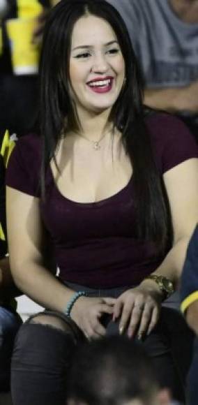Esta chica fue captada muy sonriente en el sector de silla del estadio Morazán.