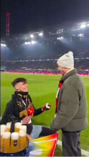 Árbitro sorprende: Le pide matrimonio a su novio antes de partido en Bundesliga