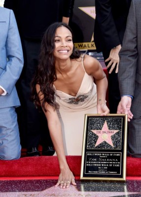 Zoe Saldaña recibe su estrella en el Paseo de la Fama de Hollywood