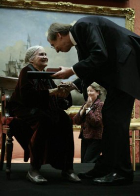 Doris Lessing recibe finalmente su Nobel de Literatura en Londres