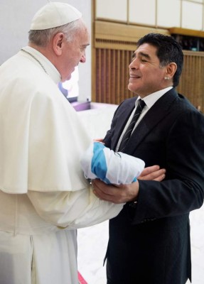 El Papa recibió a Maradona, que le regaló la 10 de 'Francisco'