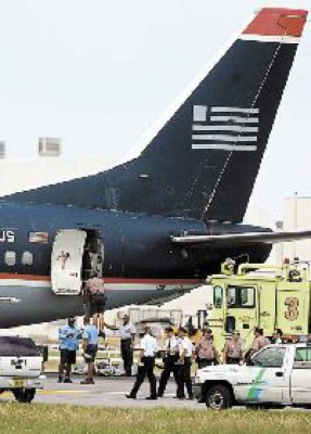 Avión se incendia en el aeropuerto: 100 personas evacuadas