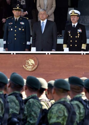 Mexico's President Andres Manuel Lopez Obrador (C) flanked by the Secretary General of Defense Luis Cresencio Sandoval (L) and General of the Navy Jose Rafael Ojeda Duran, attends a military ceremony, in Mexico City on December 02, 2018. - Anti-establishment leftist Andres Manuel Lopez Obrador vowed a 'deep and radical' change in Mexico as he assumed the country's presidency on the eve. (Photo by RODRIGO ARANGUA / AFP)