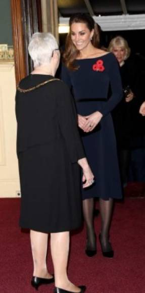 Kate Middleton por su parte optó por un vestido en azul oscuro que combinó con unas medias negras y tacones del mismo tono, además de llevar un diadema con detalles de pedrería.<br/><br/>