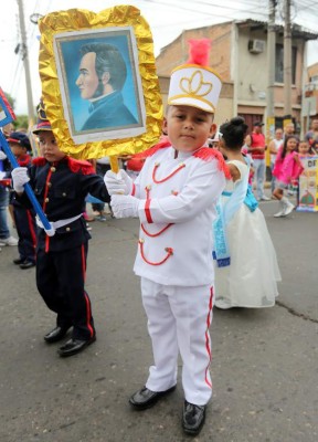 Escolares muestran amor a la patria en Tegucigalpa