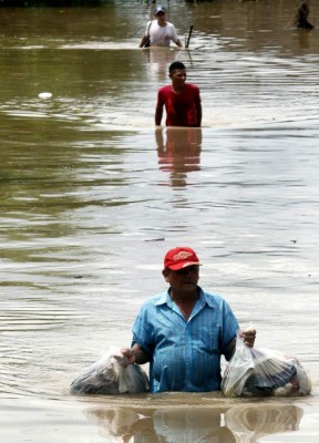 Muchos damnificados solo pudieron sacar algunos artículos de uso personal.