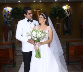 Los recién casados, Carlos Valladares y Michelle Romero, ahora conforman la familia Valladares Romero.