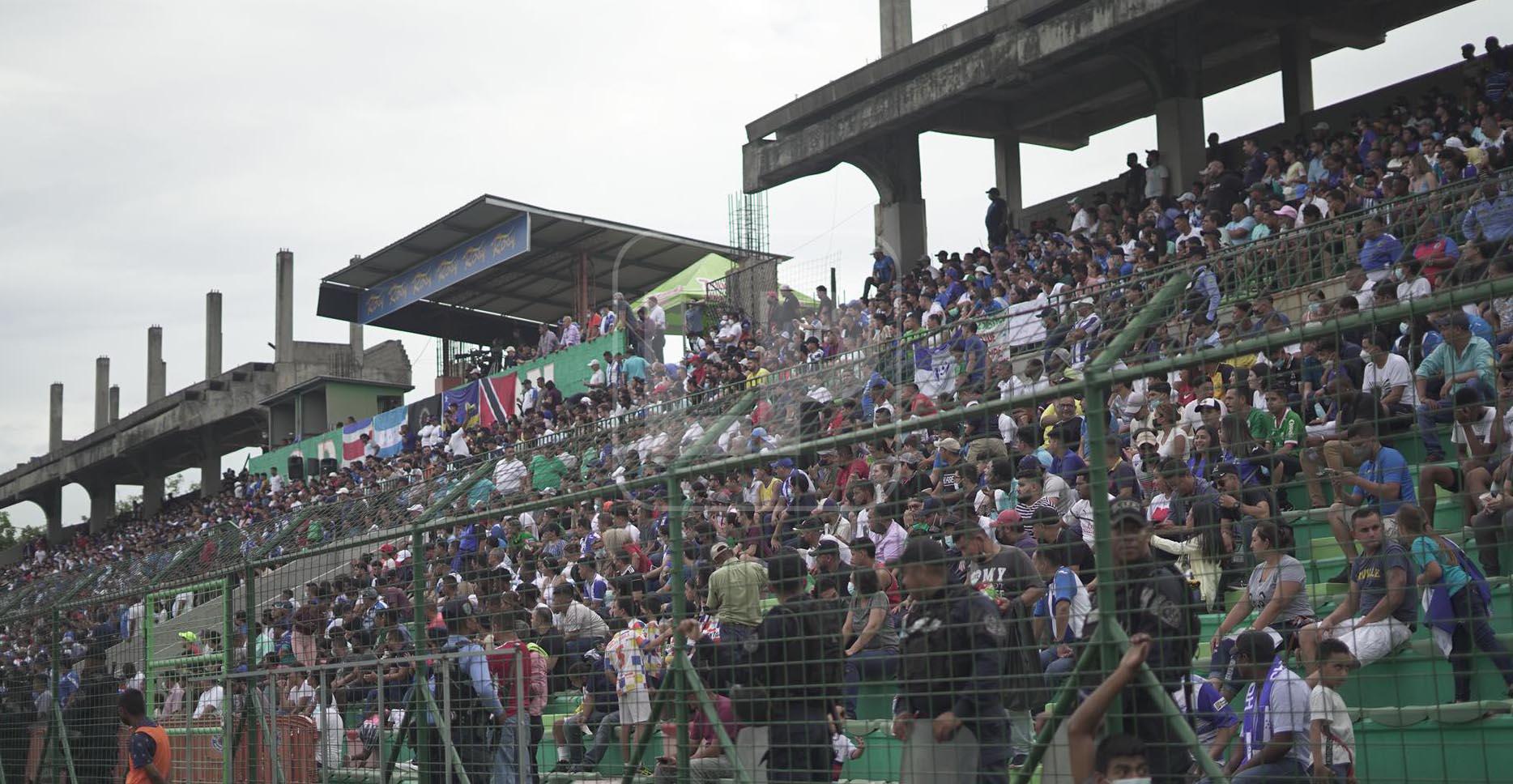 Buena cantidad de aficionados se hicieron presentes al estadio Yankel Rosenthal para arropar a la Sub-20 de Honduras.
