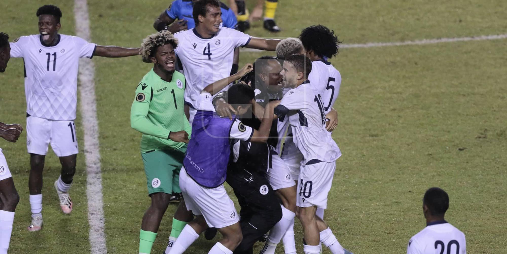 Los jugadores se abrazaron con el director técnico de República Dominicana tras clasificar al Mundial Sub-20.