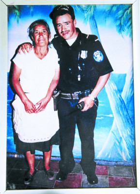 Como padre e hijo ejemplar recuerdan a policía asesinado