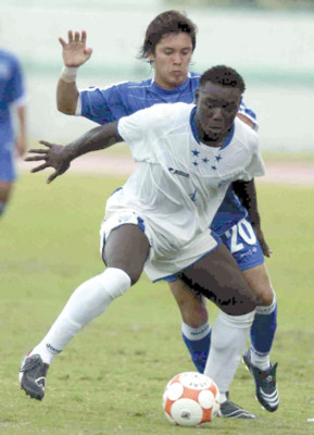 El Salvador nos amargó el debut