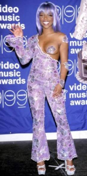 9. Lil' Kim - 1999<br/><br/>Aunque la rapera anduvo bastante cubierta fue el parche de tela faltante en su seno derecho lo que llamó la atención de la audiencia. Años más tarde su look sería imitado por Nicki Minaj.