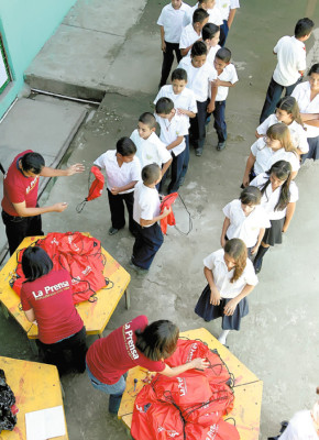 Niños de cuatro escuelas reciben útiles escolares
