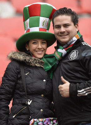 Los aficionados mexicanos llegan por oleadas al Azteca